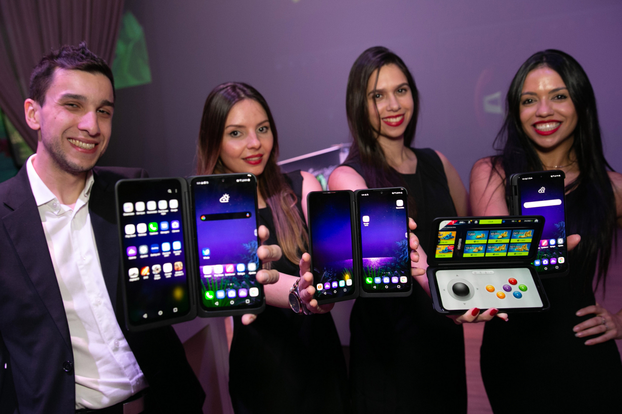 지난 21일(현지시간) 브라질 상파울루에서 개최된 'LG V50S ThinQ(현지 출시명 'LG G8X ThinQ') 출시 행사에서 LG전자 모델이 제품을 소개하고 있다. [LG전자 제공]
