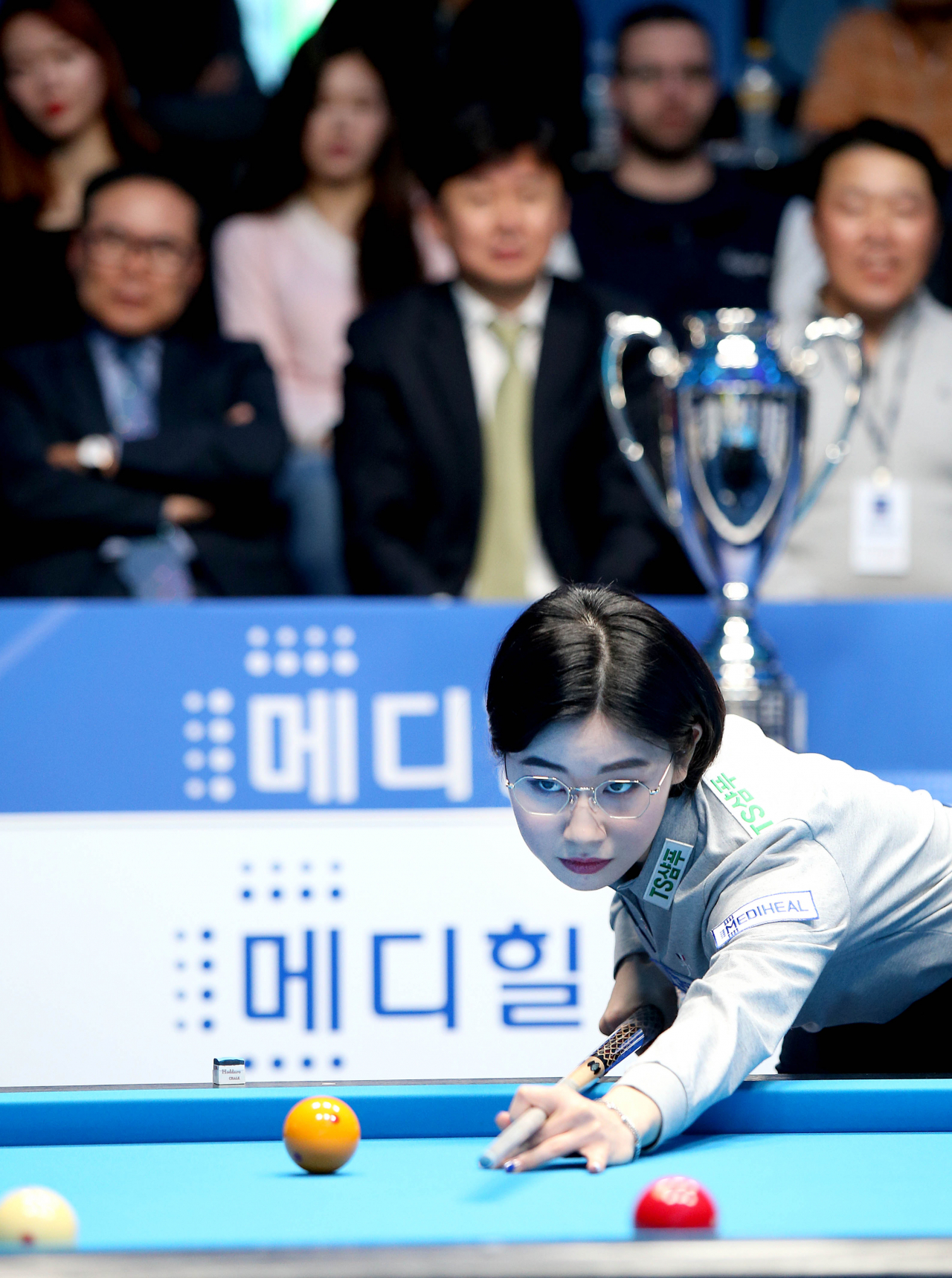 안경을 쓰고 경기하는 장면. 경기중 공을 노려보면 표정이 돌변한다. [PBA 제공]