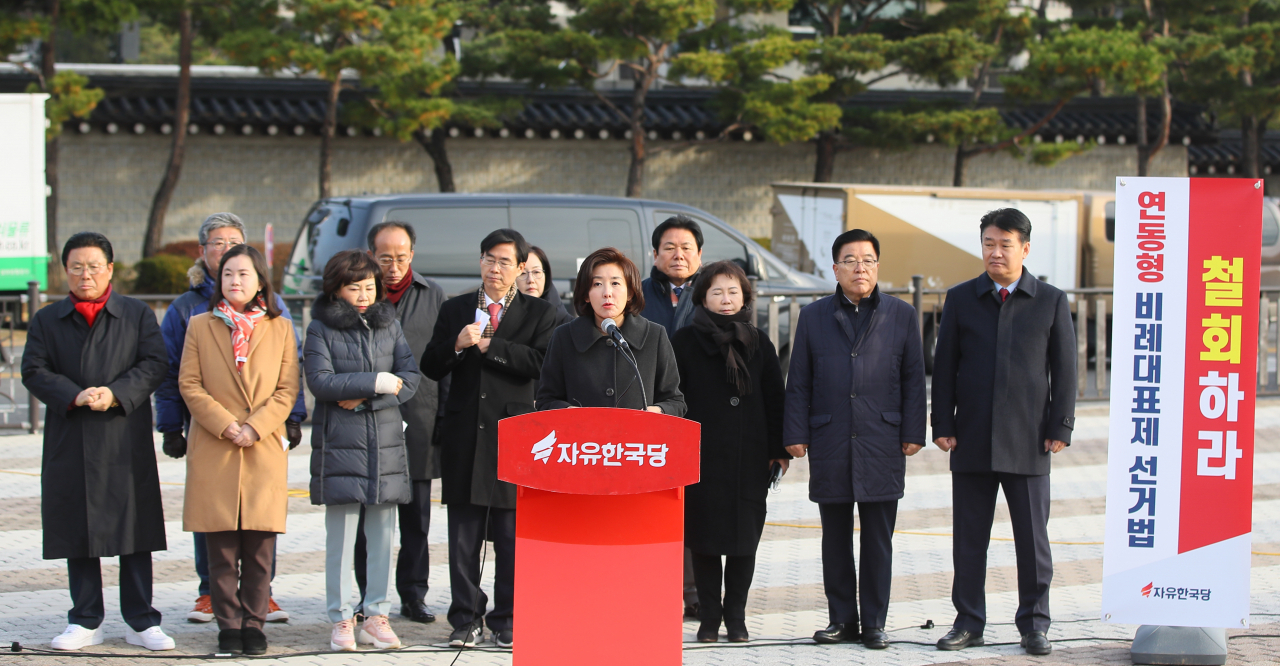 나경원 자유한국당 원내대표가 25일 청와대 분수대 앞에서 열린 최고위원회의에서 발언하고 있다. 황교안 대표는 인근에서 엿새째 단식 농성을 이어가고 있다. [연합]