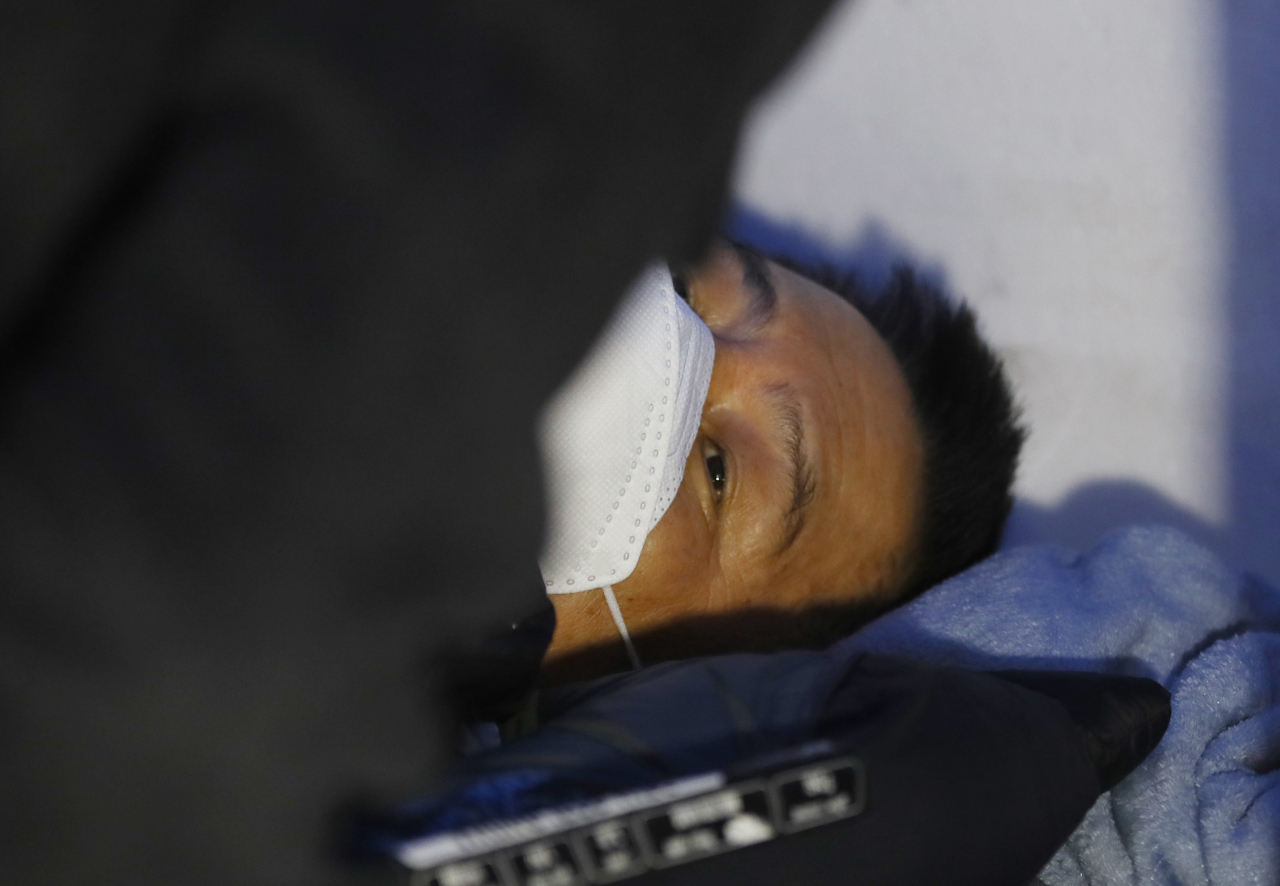 황교안 자유한국당 대표가 25일 청와대 분수대 앞에서 엿새째 단식 농성을 이어가고 있다. [연합]