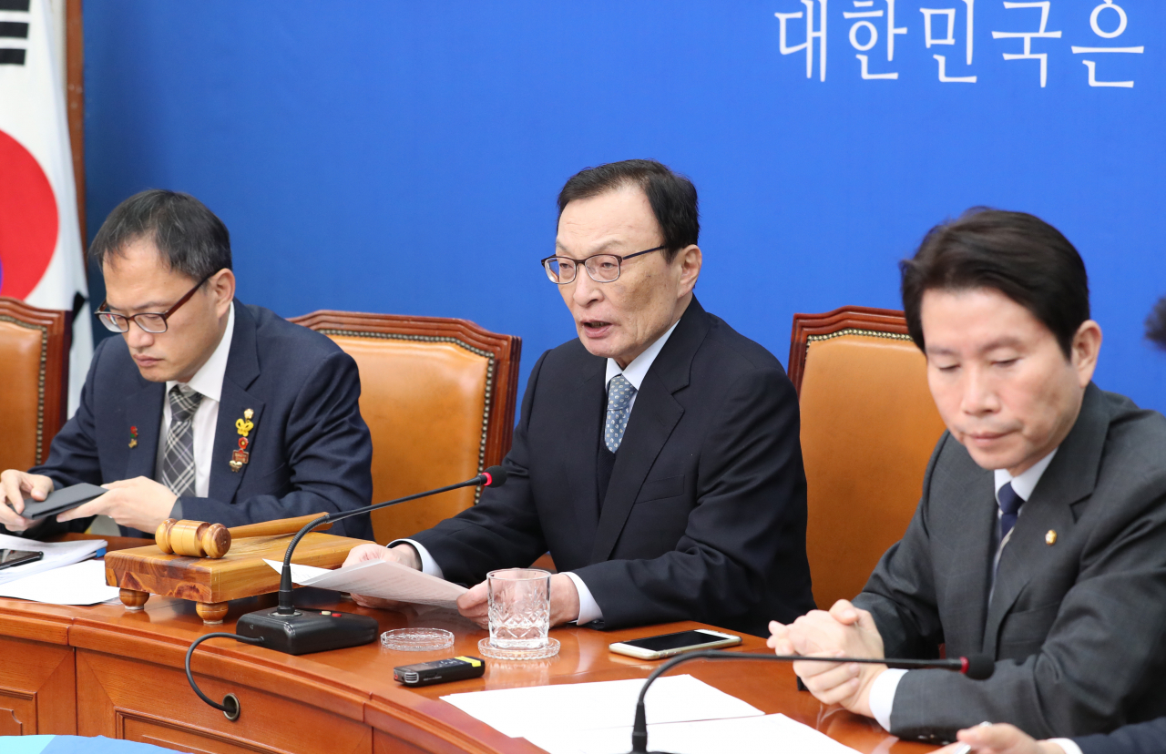 더불어민주당 이해찬 대표가 25일 오전 서울 여의도 국회에서 열린 최고위원회의에서 발언하고 있다. 왼쪽부터 박주민 의원, 이 대표, 이인영 원내대표. 연합뉴스