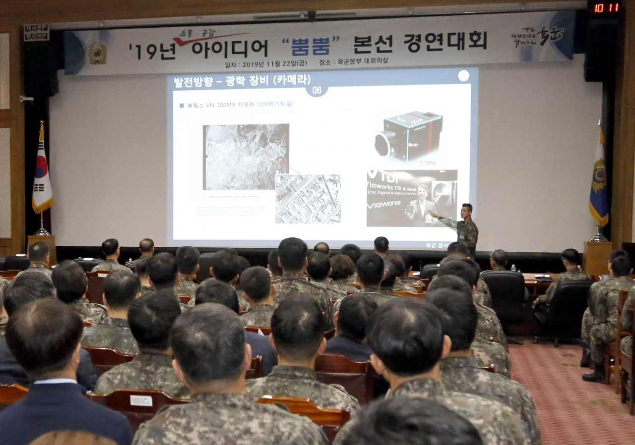 본선 경연대회에서 최우수상 수상자 박혁 소령(진)이 '딥러닝 기반 드론봇 감시체계의 작은 물체탐지 기술적용'에 대해 발표하고 있다.[사진=육군]