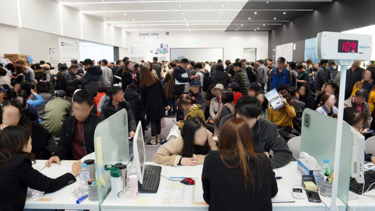 22일 수원 하늘채 더 퍼스트 견본주택을 찾은 방문객들이 상담을 받고 있다. [코오롱글로벌 제공]