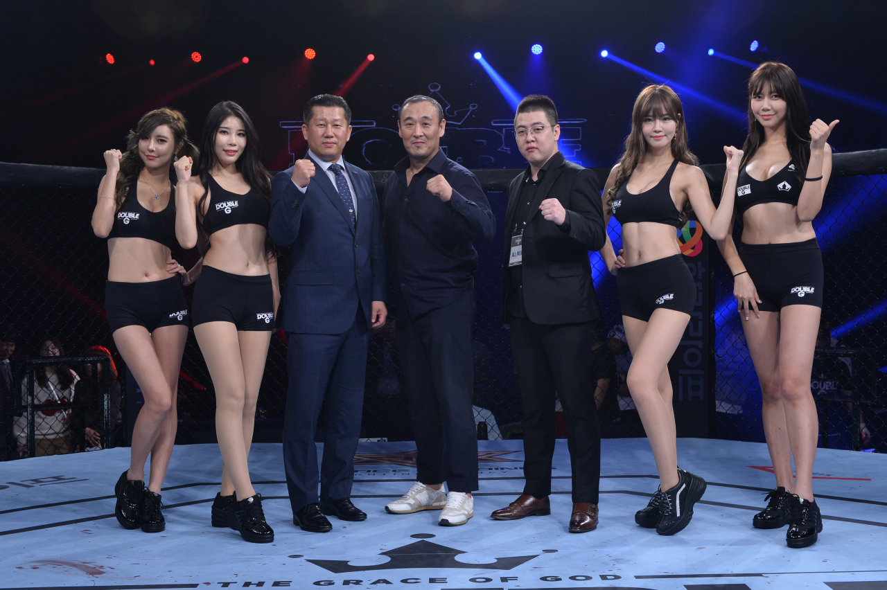 더블지FC 대회사 관계자들이 라운드걸과 파이팅 포즈를 취하고 있다 [더블지FC 제공]