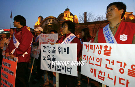 옛 서울역 앞에서 노숙인의 시설 입소를 권하는 캠페인이 벌어지고 있다. [연합]