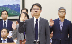 지난달 8일 국회에서 열린 환경노동위원회 국정감사에서 박준식 최저임금위원장이 선서하고 있다. [연합]