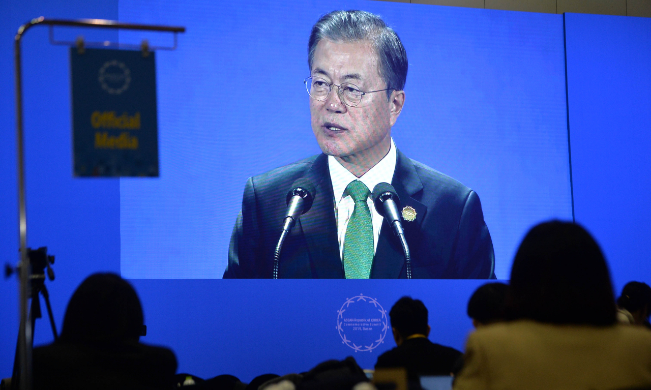[헤럴드경제(부산)=박해묵 기자] 2019 한·아세안 특별정상회의가 25일 오전 부산 벡스코에서 열린 가운데 'CEO 서밋'에 참석한 문재인 대통령이 기조연설을 하고 있다.