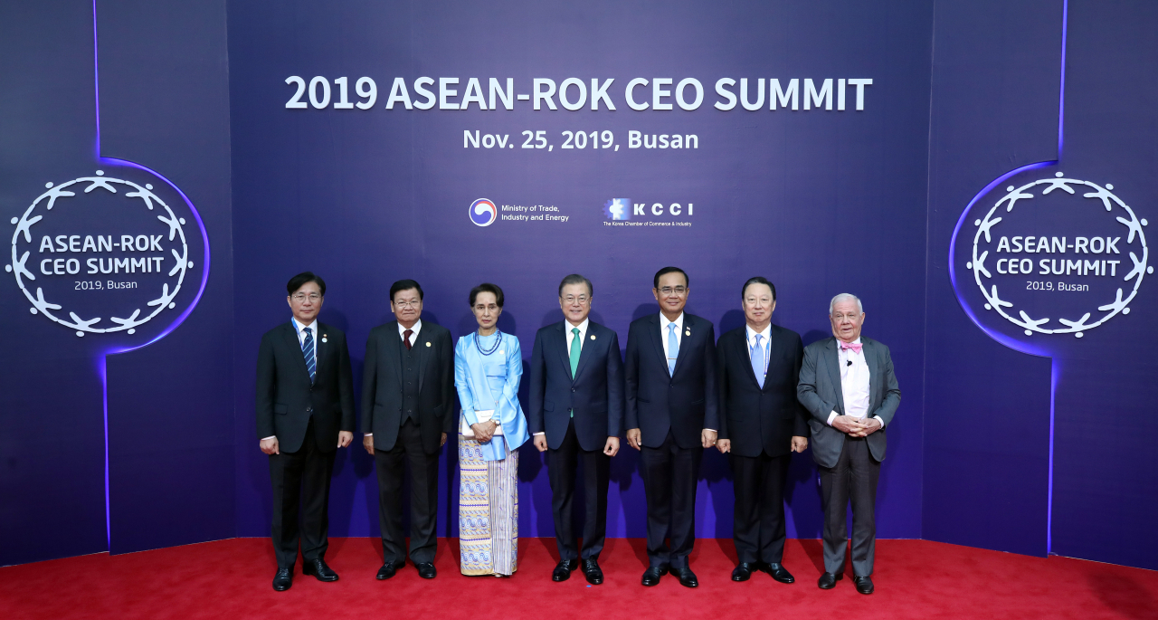 25일 부산 벡스코에서 열린 2019 한-아세안 특별 정상회의 ‘CEO 서밋’ 행사에서 문재인 대통령 등 참석자들이 기념촬영을 하고 있다. 왼쪽부터 성윤모 산업통상자원부 장관, 통룬 시술릿 라오스 총리, 아웅산 수치 미얀마 국가고문, 문 대통령, 쁘라윳 짠-오차 태국 총리, 박용만 대한상의 회장, 짐 로저스 로저스홀딩스 회장. [연합]
