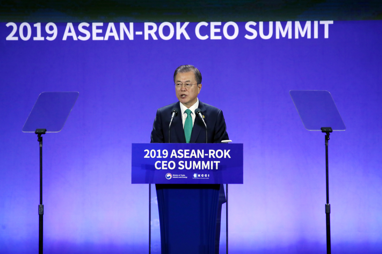 문재인 대통령이 25일 오전 부산 벡스코 2전시장에서 열린 2019 한-아세안 특별 정상회의 ‘CEO 서밋(Summit)’ 행사에서 기조연설을 하고 있다. 연합뉴스