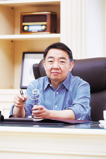 에이스침대 안성호 대표가 자체 기술로 개발한 ‘하이브리드Z 스프링’에 대해 소개하고 있다.[에이스침대 제공]