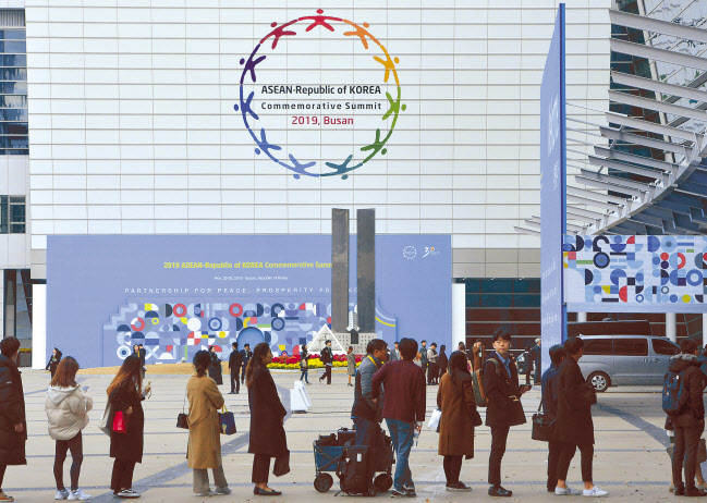 2019 한·아세안 특별정상회의가 열리는 25일 오전 부산 벡스코에 관계자들이 출근을 하고 있다. 부산=박해묵 기자/mook@