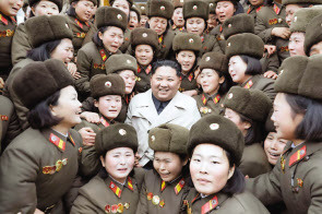 김정은 국무위원장이 서부전선에 자리한 창린도방어대와 서남전선의 제5492군부대 관하 여성중대를 시찰하고 기념사진을 찍었다. [헤럴드DB]