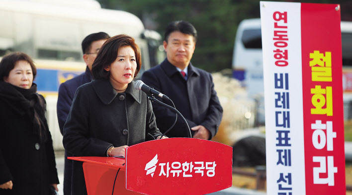 나경원 자유한국당 원내대표가 25일 청와대 분수대 앞에서 열린 최고위원회의에서 발언하고 있다. 황교안 대표는 인근에서 엿새째 단식 농성을 이어가고 있다. [연합]