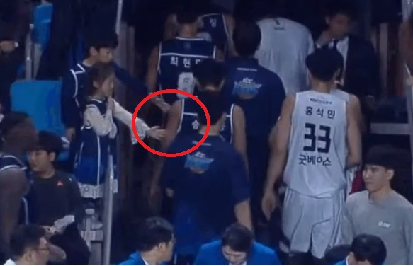 전주 KCC 선수들이 하이파이브를 요청하는 어린이 팬을 무시하고 라커룸으로 들어가 논란이 된 장면. [SPOTV 방송 화면 캡처]
