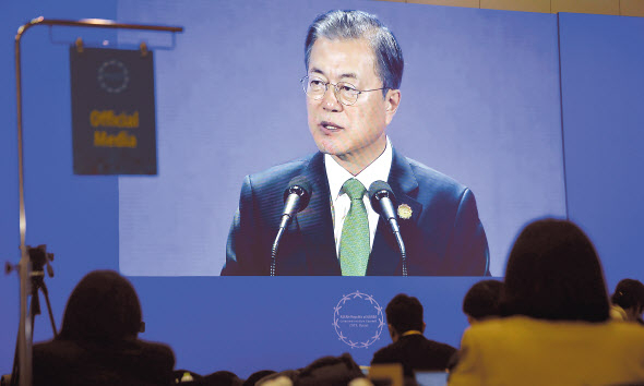 2019 한-아세안 특별정상회의가 25일 오전 부산 벡스코에서 열린 가운데 문재인 대통령이 기조연설을 하고 있다. 문 대통령은 기조연설을 통해 “아세안은 아시아 정신을 공유하고 있으며 한국의 영원한 친구”라고 말했다. 부산=박해묵 기자/mook@