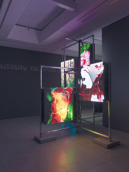 Hito Steyerl Power Plants , 2019 Scaffolding structures, LED panels (3,9 mm pitch), multichannel video loop (color, silent), moving text lines Dimensions variable Exhibition view: Power Plants, Serpentine Galleries, London, 2019. Serpentine Galleries [PKM갤러리 제공]