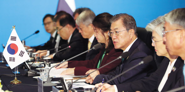 문재인 대통령이 25일 부산 한 호텔에서 쁘라윳 짠오차 태국 총리와 정상회담 중 발언하고 있다. [연합]