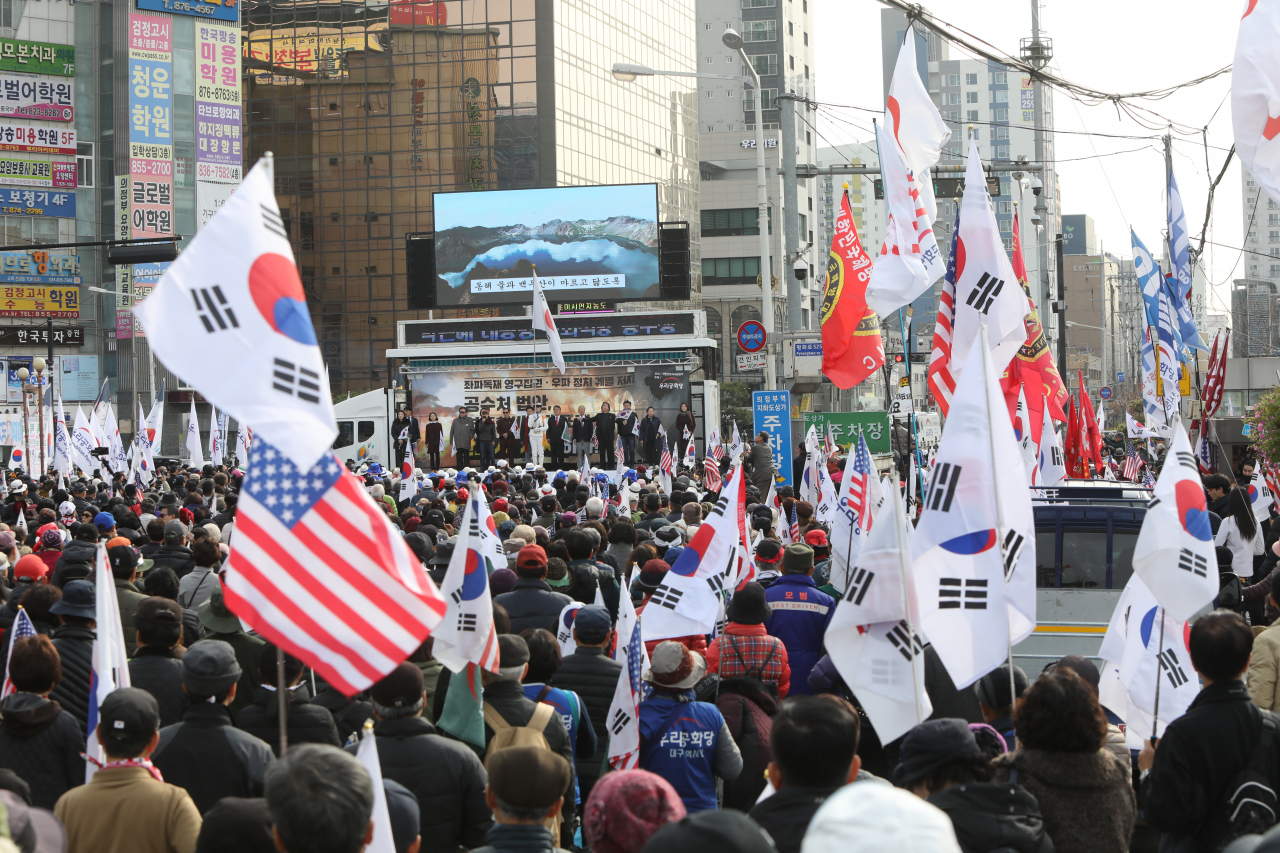 지난 23일 경기도 의정부역 앞 도로에서 우리공화당 당원들과 태극기부대 참가자들이 태극기 집회를 열고 있는 모습. [연합]