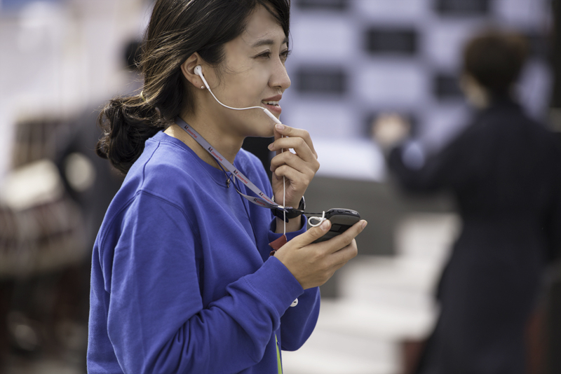 제주청소년활동진흥센터 관계자가 KT파워텔의 'LTE 무전기 라져'를 사용하고 있다.[KT파워텔 제공]