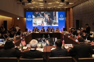 Land ministers from the ASEAN nations and Korea discuss smart city issues in the region at a ministerial meeting held Monday in Busan. (MOLIT)