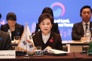 Land Minister Kim Hyun-mee speaks Monday in Busan at a ministerial meeting on smart cities. (MOLIT)