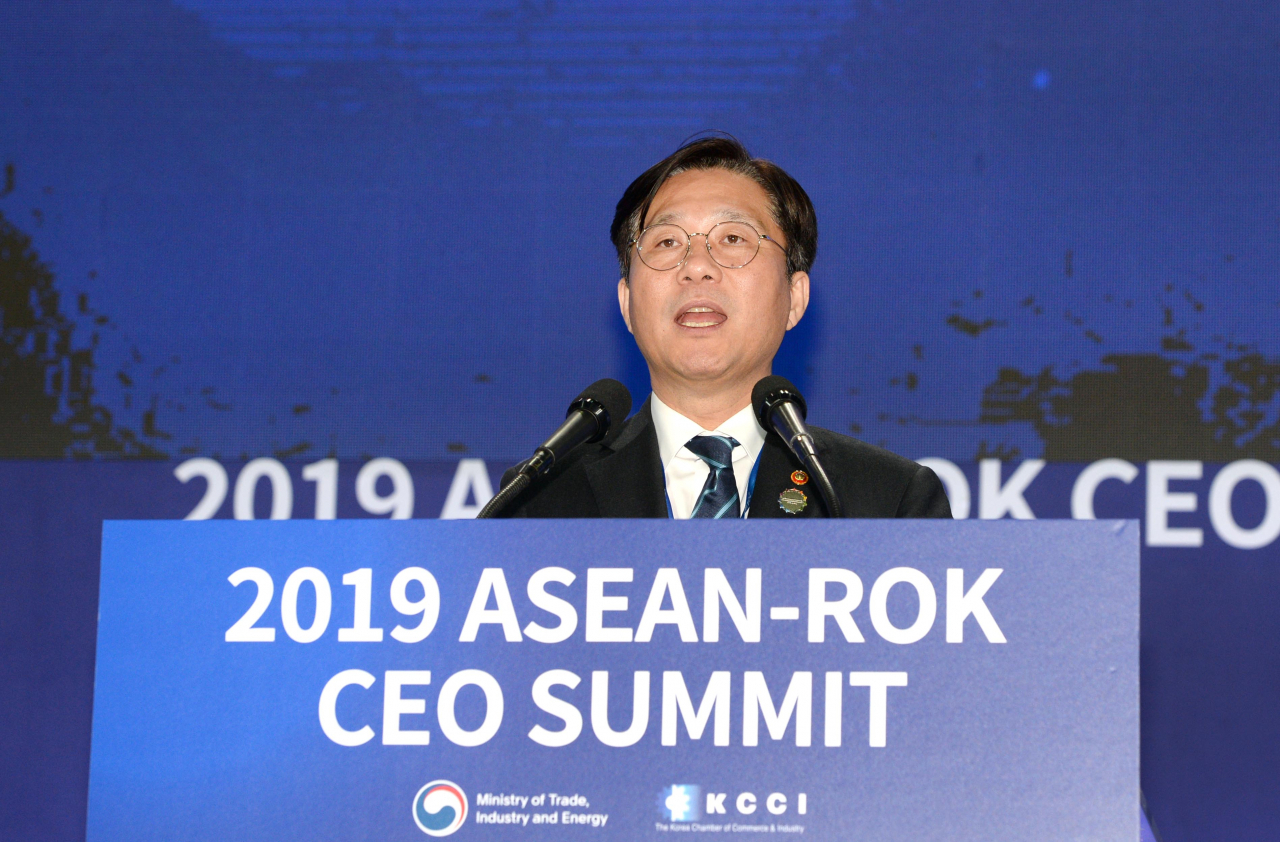 성윤모 산업통상자원부 장관이 25일 부산 벡스코 2전시장에서 열린 '2019 한-아세안 특별정상회의 CEO 서밋 환영오찬'에서 환영사를 하고 있다. [산업통상자원부 제공. 재판매 및 DB 금지] 연합뉴스