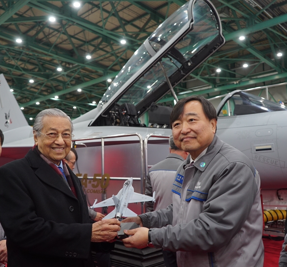 Caption: KAI CEO Ahn Hyun-ho (right) gives a model of FA-50 to Malaysian Prime Minister Mahathir Mohamad at KAI’s aircraft production site on Monday. (KAI)