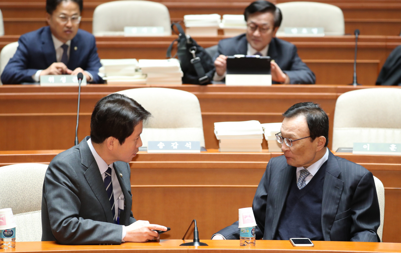 더불어민주당 이해찬 대표(오른쪽)와 이인영 원내대표가 25일 오후 서울 여의도 국회에서 열린 의원총회에서 대화하고 있다. 연합뉴스