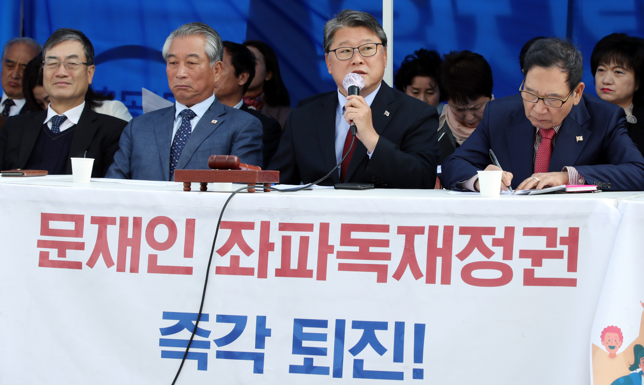 우리공화당이 진보성향 대학생들의 주한 미국대사관저 난입 시위에 대한 항의로 "굳건한 동맹국의 우애를 보여주겠다"며 미국대사관 바로 건너편 광화문광장에 지난 20일 밤 천막을 설치했다. 사진은 21일 오전 조원진 우리공화당 의원이 기자회견을 열어 발언하는 모습. [연합]