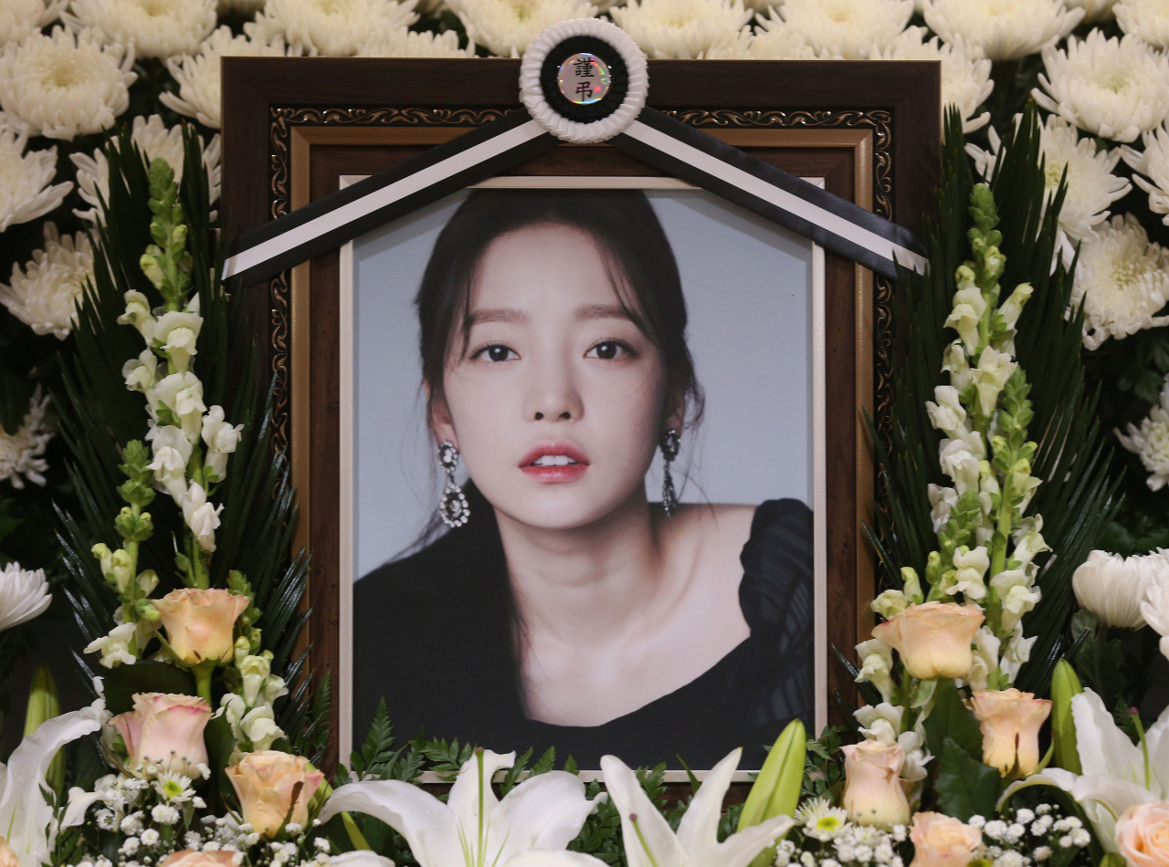 가수 구하라의 빈소가 25일 오후 서울성모병원 장례식장에 마련됐다. 이곳은 팬들을 위한 빈소로 가족과 지인을 위한 빈소는 다른 병원에 마련됐다. [연합뉴스]