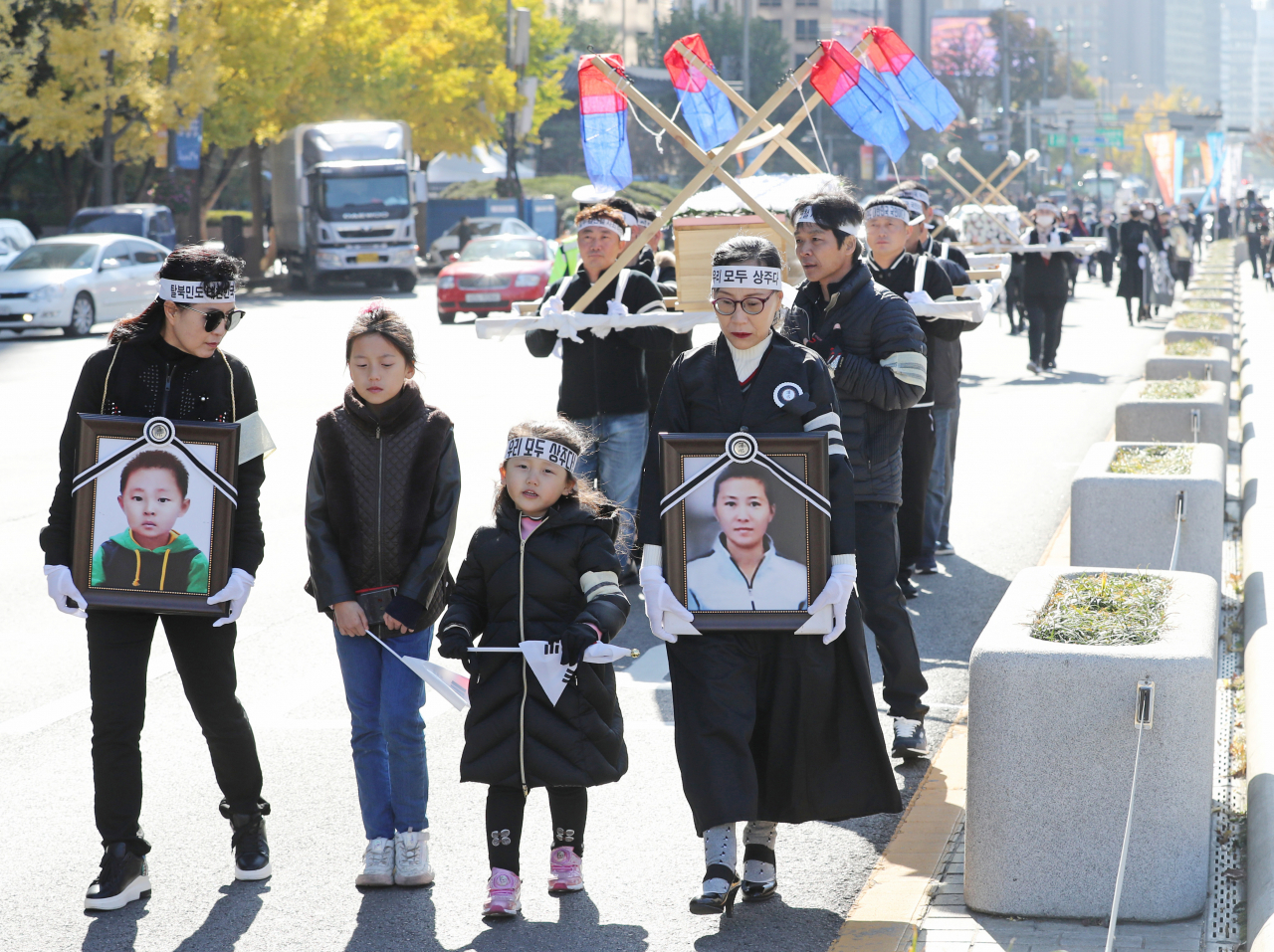 8일 오전 서울 광화문광장에서 ‘고 한성옥모자 사인규명 및 재발방지를 위한 비상대책위원회’ 관계자 등이 탈북민 모자의 애도 행진을 하고 있다. [연합뉴스]