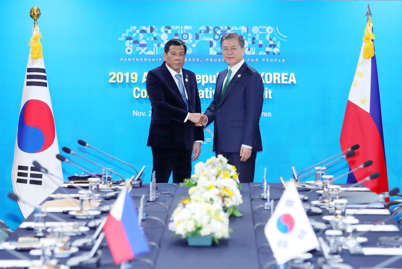 President Moon Jae-in and President Rodrigo Duterte pose ahead of summit talks in Busan on Monday. Yonhap