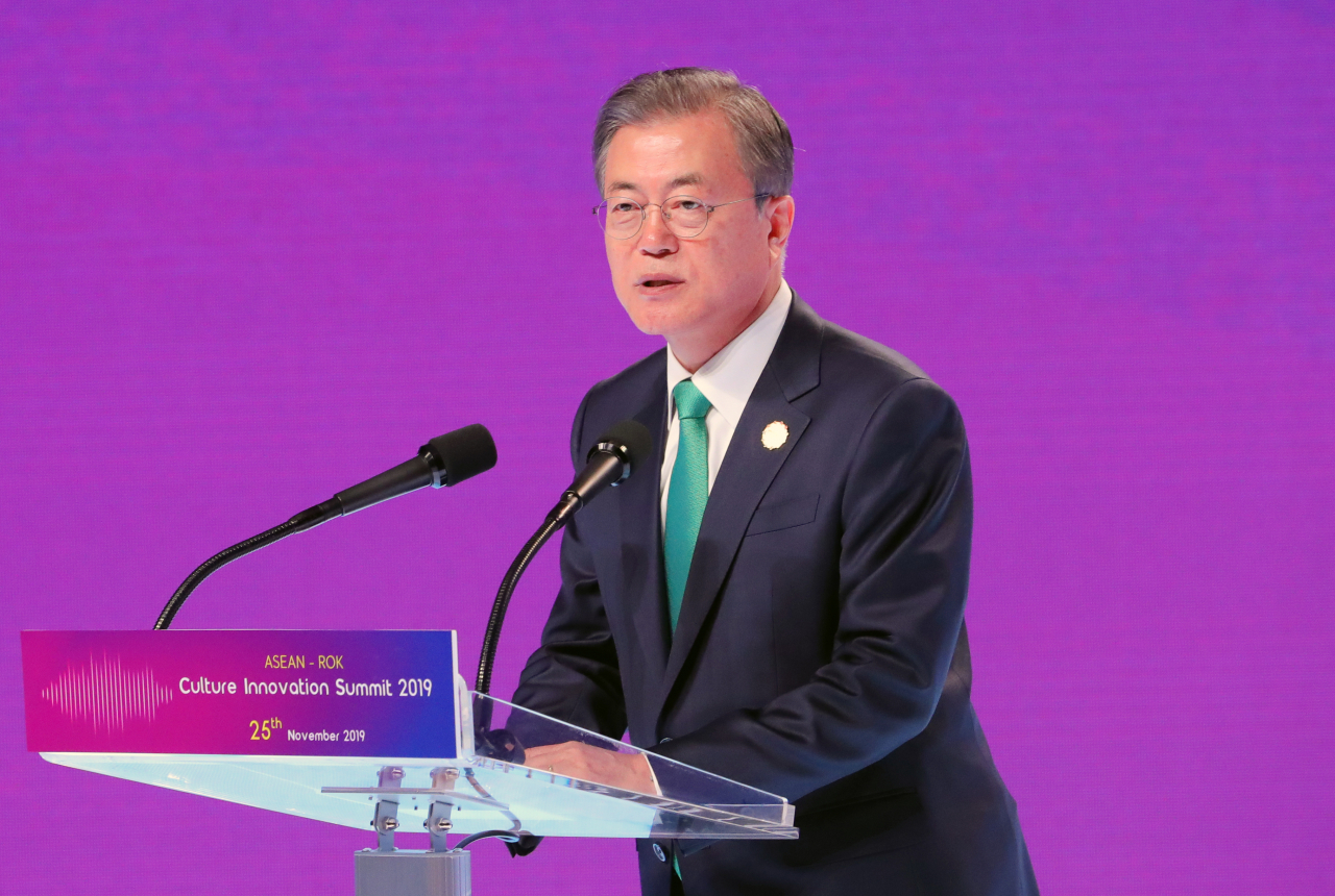문재인 대통령이 25일 부산 벡스코에서 '문화혁신포럼' 환영사를 하고 있다. [연합뉴스]