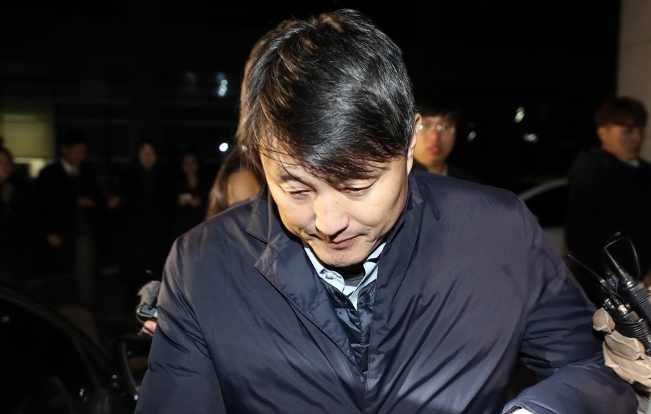Yoo Jae-soo, former vice mayor of Busan, leaves the prosecution's office on Nov. 22, 2019, after being questioned over alleged bribery. (Yonhap)