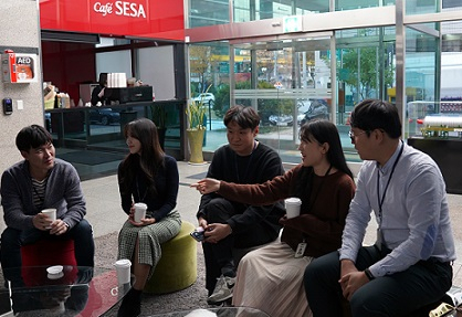 웰크론의 서울 구로동 본사 로비의 '카페세사'에서 직원들이 담소하고 있다. [웰크론 제공]