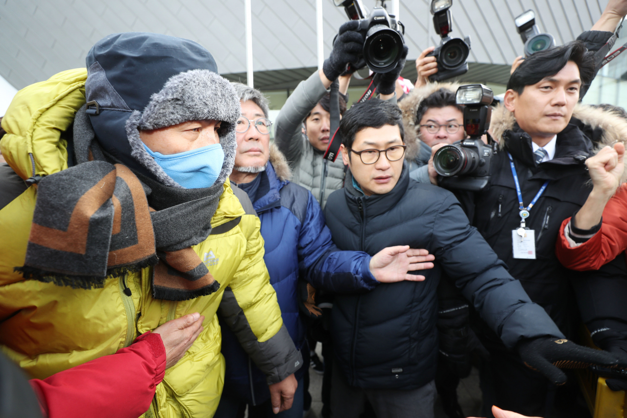황교안 자유한국당 대표가 25일 서울 종로구 청와대 분수대 앞 단식 천막에서 새로 설치된 천막으로 이동하기 전 지지자들을 향해 인사하고 있다. [연합]