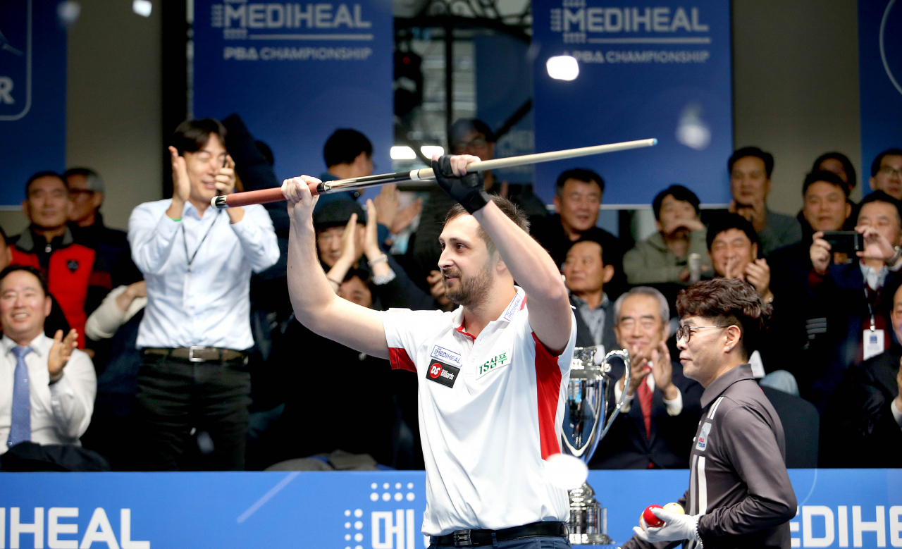 다비드 마르티네스 PBA 5차 대회 우승이 확정되자 큐를 치켜들고 기뻐하고 있다 [PBA 제공]