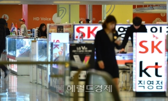 할부로 휴대폰 사면 호갱? “할부수수료 5조원 고객에게 떠넘겼다” [IT선빵!]