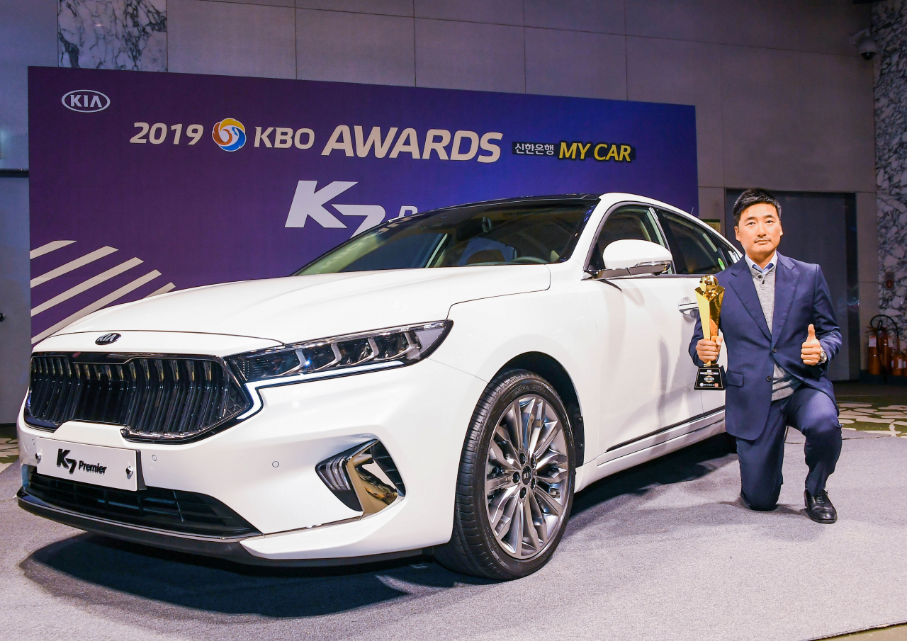 ‘신한은행 MY CAR KBO 시상식’에서 MVP를 차지한 두산 베어스 린드블럼 선수를 대신해 시상대에 오른 정재훈 코치가 기념 촬영을 하고 있다. [기아차 제공]