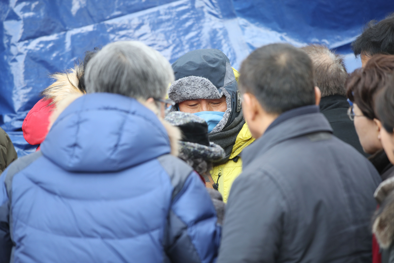 엿새째 단식 중인 자유한국당 황교안 대표가 새로 설치된 단식 천막으로 이동하기 위해 25일 서울 종로구 청와대 분수대 앞 원래 설치돼있던 천막을 나서고 있다. 연합뉴스
