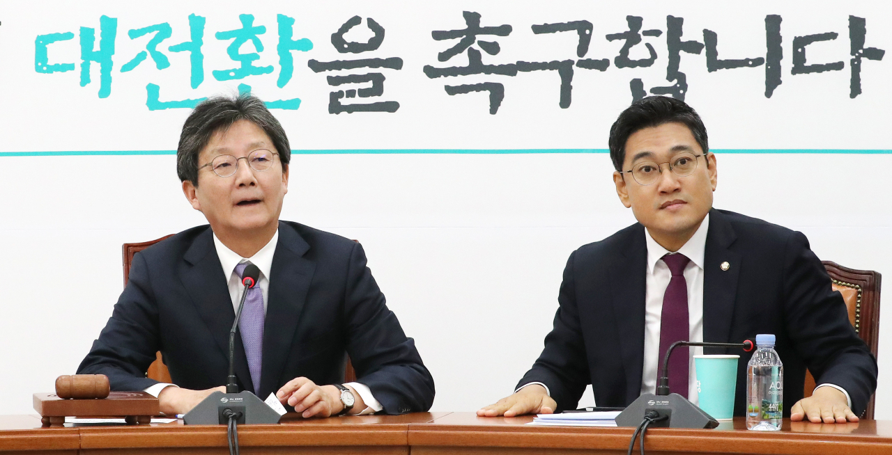 바른미래당 비당권파 모임인 '변화와 혁신을 위한 비상행동'(변혁) 전 대표인 유승민 의원(오른쪽)과 오신환 원내대표가 14일 오전 국회에서 열린 비상회의에 참석해 자리하고 있다. [연합]