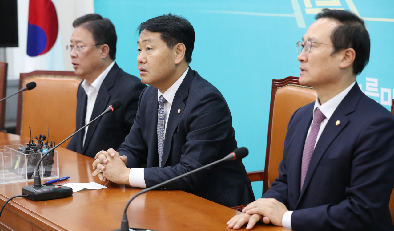 패스트트랙(신속처리안건) 처리방안 등을 논의하기 위해 25일 오후 서울 여의도 국회 바른정당 대표실에서 더불어민주당 홍영표 의원(오른쪽부터), 바른미래당 김관영 최고위원, 대안신당 유성엽 창당준비위원장이 회동하고 있다. 연합뉴스