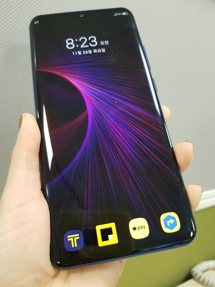 카카오 계열사 스테이지파이브의 '스테이지5G' 제품. 잠금화면을 해제시키지 않고도 앱으로 바로 접근할 수 있는 '잠금화면 앱 바로가기' 기능에 카카오 관련 앱이 설정돼 있다. sjpark@