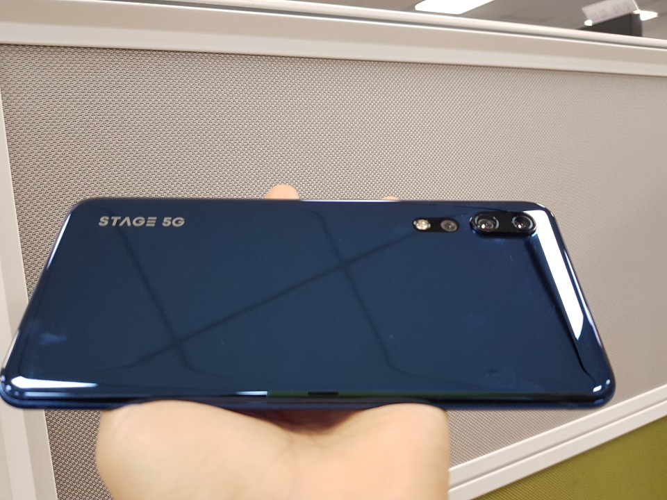 '스테이지5G' 후면. 세로로 씌여진 ‘STAGE 5G’ 로고와 카메라 센서 위치 등을 빼면 삼성전자 '갤럭시S10'과 유사한 디자인이다. sjpark@