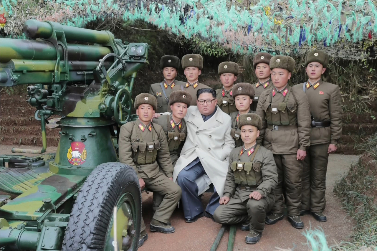 김정은 북한 국무위원장이 서부전선에 위치한 창린도 방어부대를 시찰했다고 조선중앙TV가 25일 보도했다. 사진은 조선중앙TV 화면 캡처로, 김 위원장이 해안포로 추정되는 장비 앞에서 부대원들과 기념 촬영을 하고 있다.[연합]