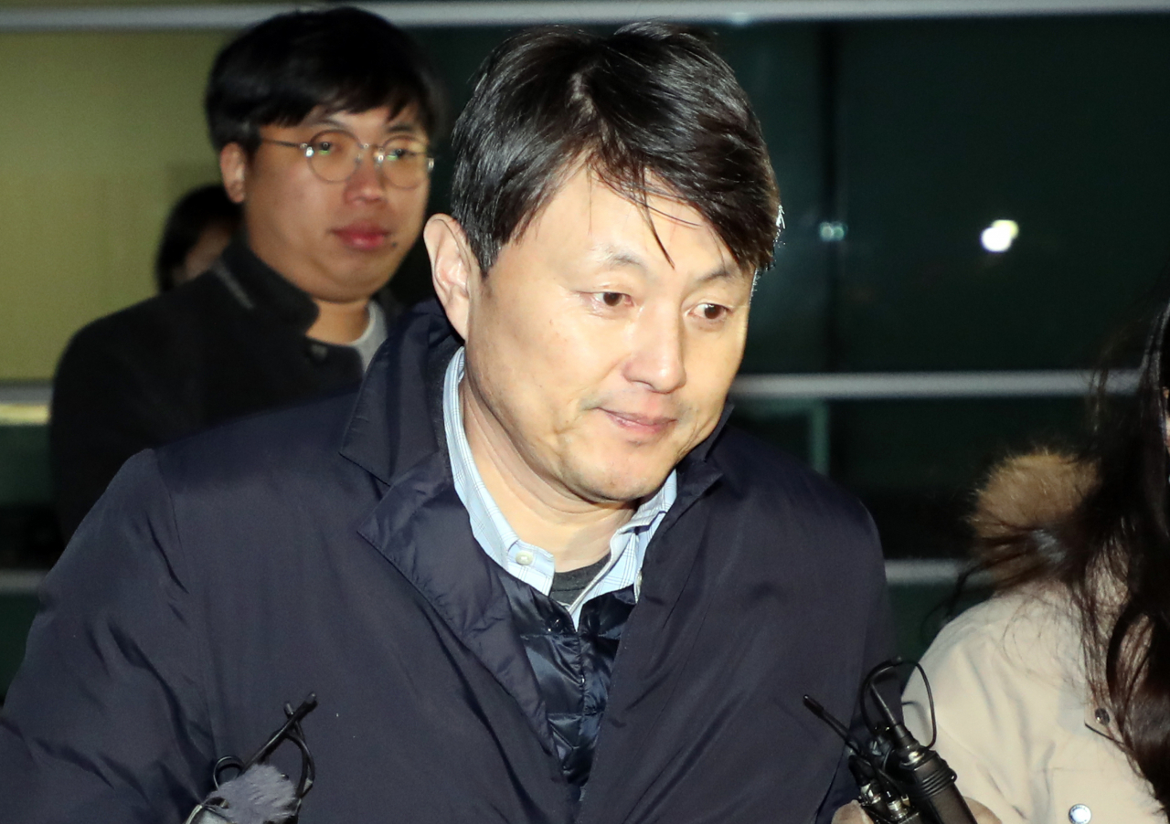서울동부지검은 25일 금융위원회 재직 당시 업체들로부터 금품과 향응 등을 받은 혐의(뇌물수수·수뢰 후 부정처사 혐의)로 유재수 전 부산시 경제부시장에 대해 구속영장을 청구했다. 사진은 지난 22일 검찰 조사를 받고 귀가하는 유 전 부시장. [연합]