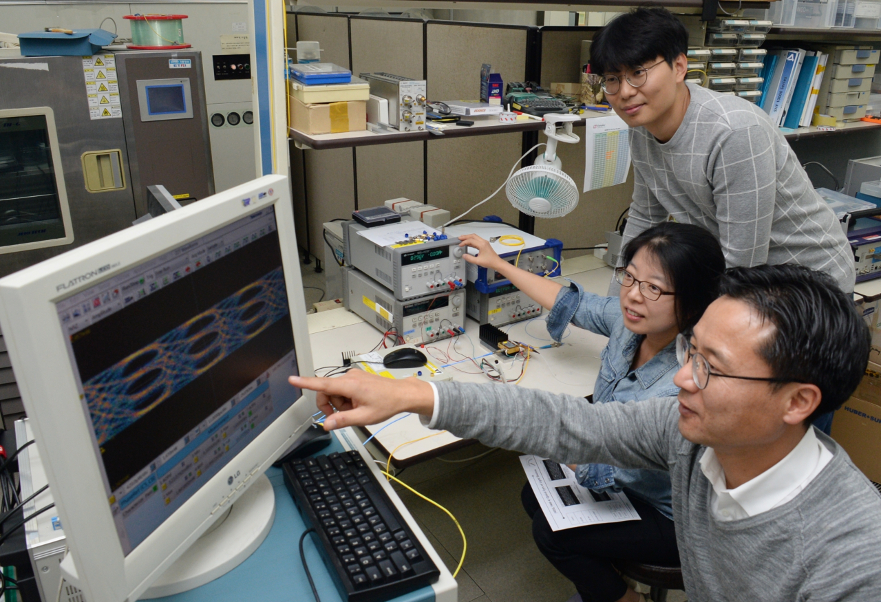 ETRI 연구진이 200Gbps 광트랜시버의 광출력 특성을 논의하고 있다.[ETRI 제공]