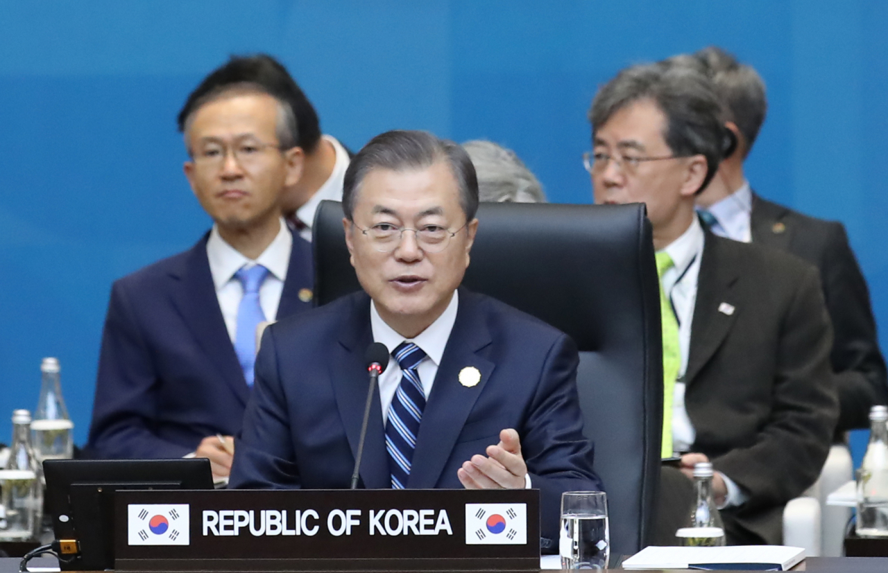 문재인 대통령이 26일 부산 벡스코 컨벤션홀에서 열린 2019 한-아세안 특별 정상회의 제1세션에 참석해 발언하고 있다. [연합]