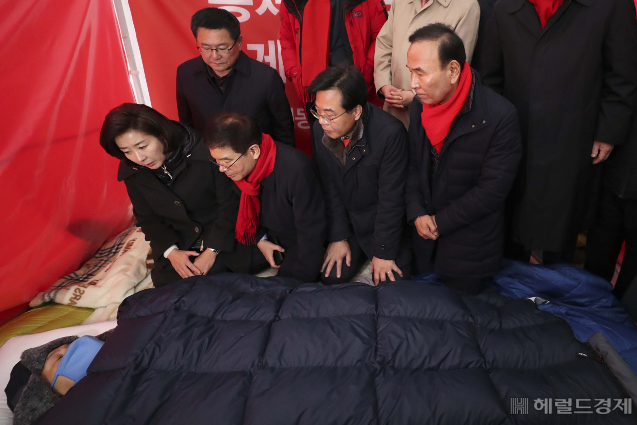 7일째 단식투쟁을 이어가고 있는 황교안 자유한국당 대표의 농성장을 찾은 나경원 원내대표를 비롯한 한국당 의원들이 황 대표와 얘기를 나누고 있다. 이상섭 기자/babtong@heraldcrop.com