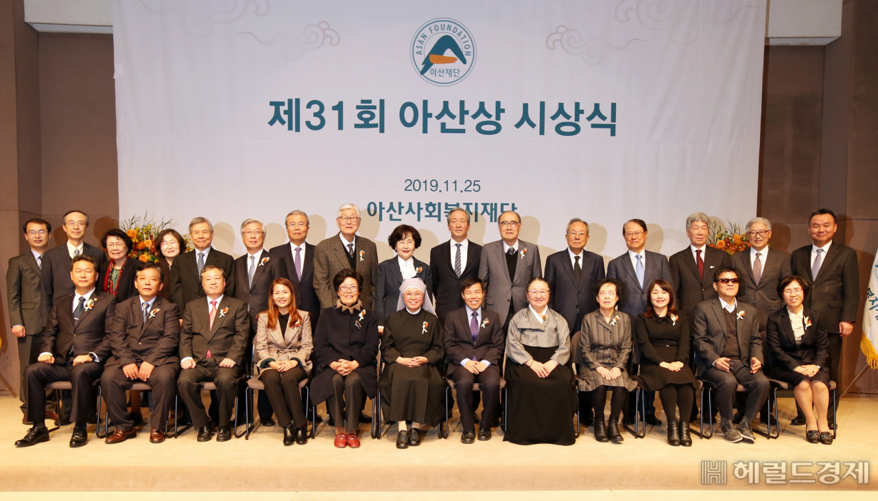아산사회복지재단은 지난 25일 오후 서울 중구 한국프레스센터 국제회의장에서 제31회 아산상 시상식을 개최하고, 수상자들과 재단 이사들이 함께 기념촬영을 하고 있다. (뒷줄 왼쪽부터) 최재성 아산재단 이사, 한승주 아산재단 이사, 장정자 아산재단 이사, 김태현 아산재단 이사, 정진규 아산재단 이사, 이병규 아산재단 이사, 김종인 아산재단 이사, 이상주 아산재단 이사, 김명자 아산재단 이사, 정몽준 아산재단 이사장, 이홍구 아산재단 이사, 박관용 아산재단 전임이사, 정정길 울산공업학원 이사장, 이승규 아산의료원장, 최종원 아산재단 감사, 이봉주 아산재단 이사, 앞줄은 제 31회 아산상 수상자들. [아산재단]